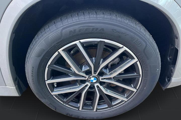 Sølv BMW iX1 fra 2026