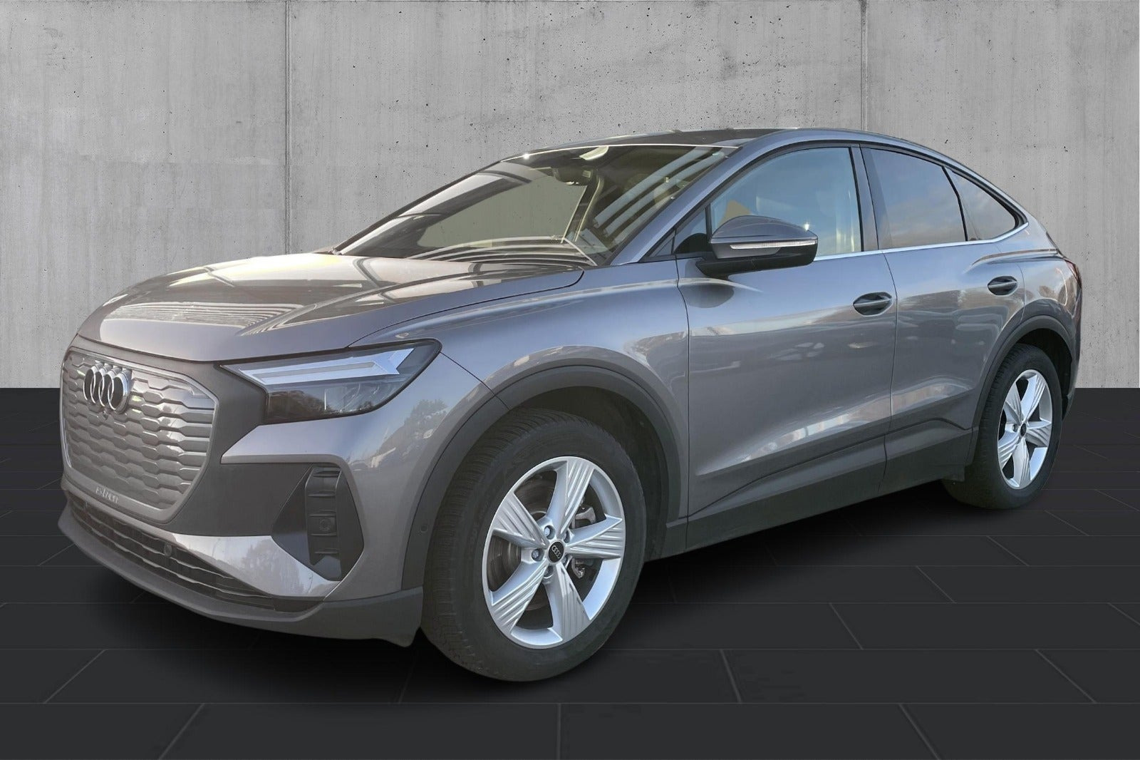 Grå Audi Q4 e-tron fra 2023