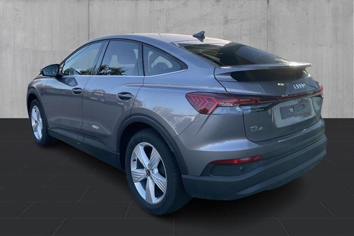 Grå Audi Q4 e-tron fra 2023