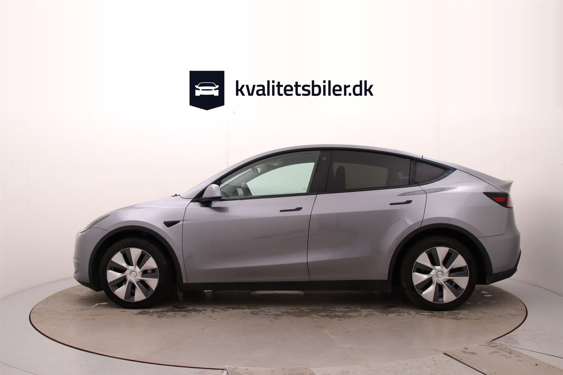Grå Tesla Model Y fra 2023