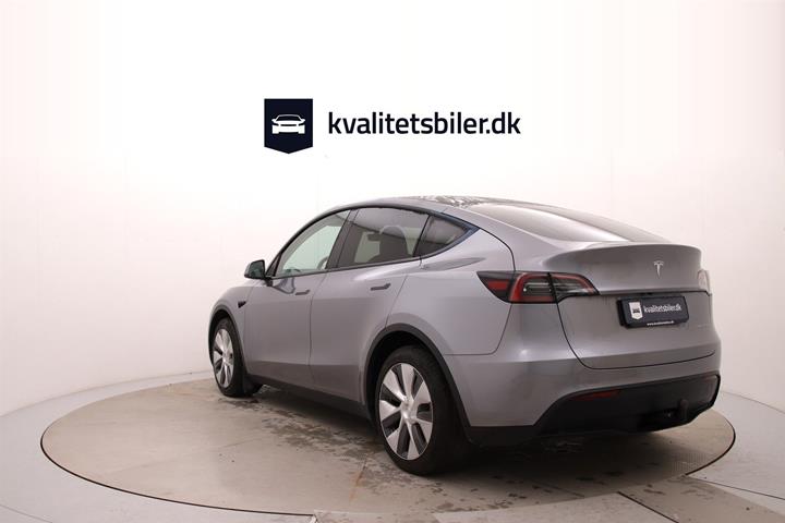 Grå Tesla Model Y fra 2023