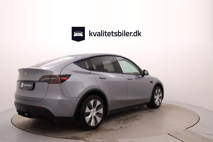 Grå Tesla Model Y fra 2023