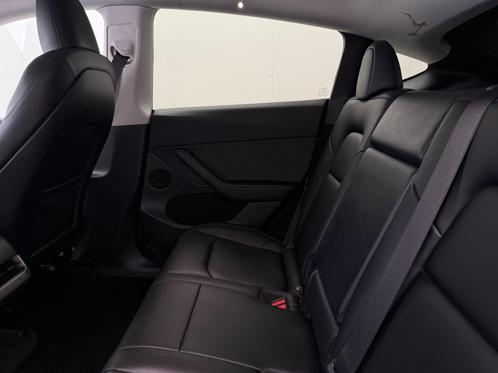 Grå Tesla Model Y fra 2023