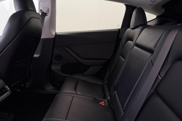 Grå Tesla Model Y fra 2023