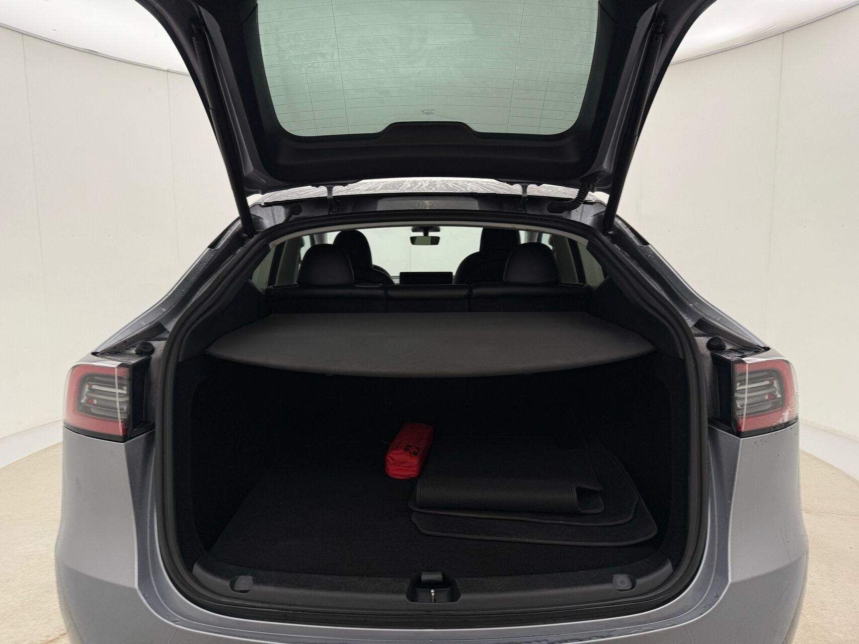 Grå Tesla Model Y fra 2023