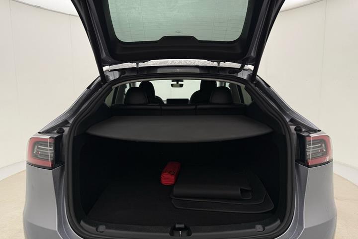 Grå Tesla Model Y fra 2023