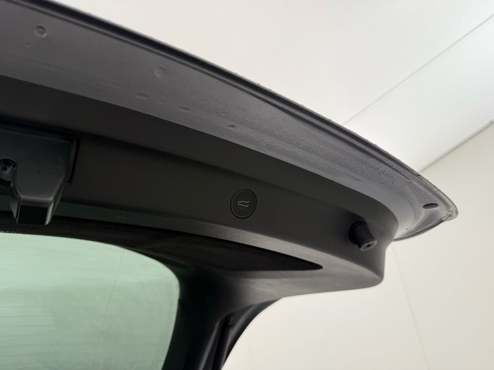 Grå Tesla Model Y fra 2023