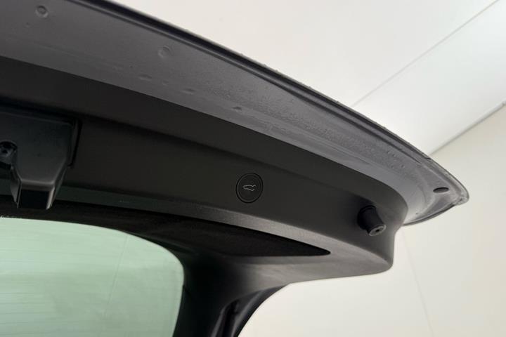 Grå Tesla Model Y fra 2023
