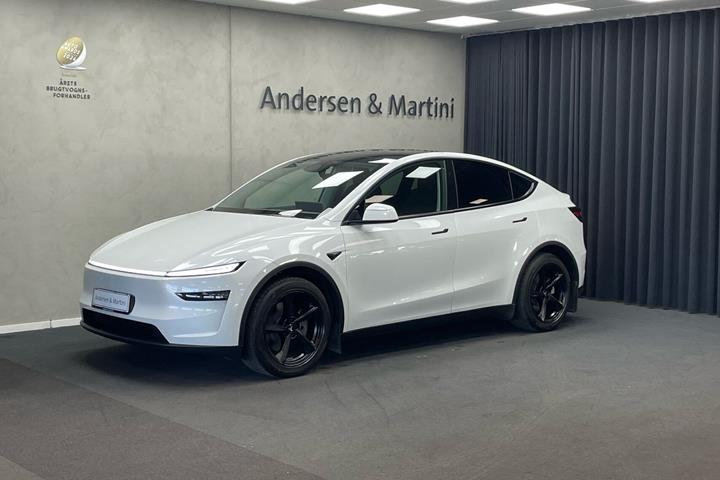 Hvid Tesla Model Y fra 2025