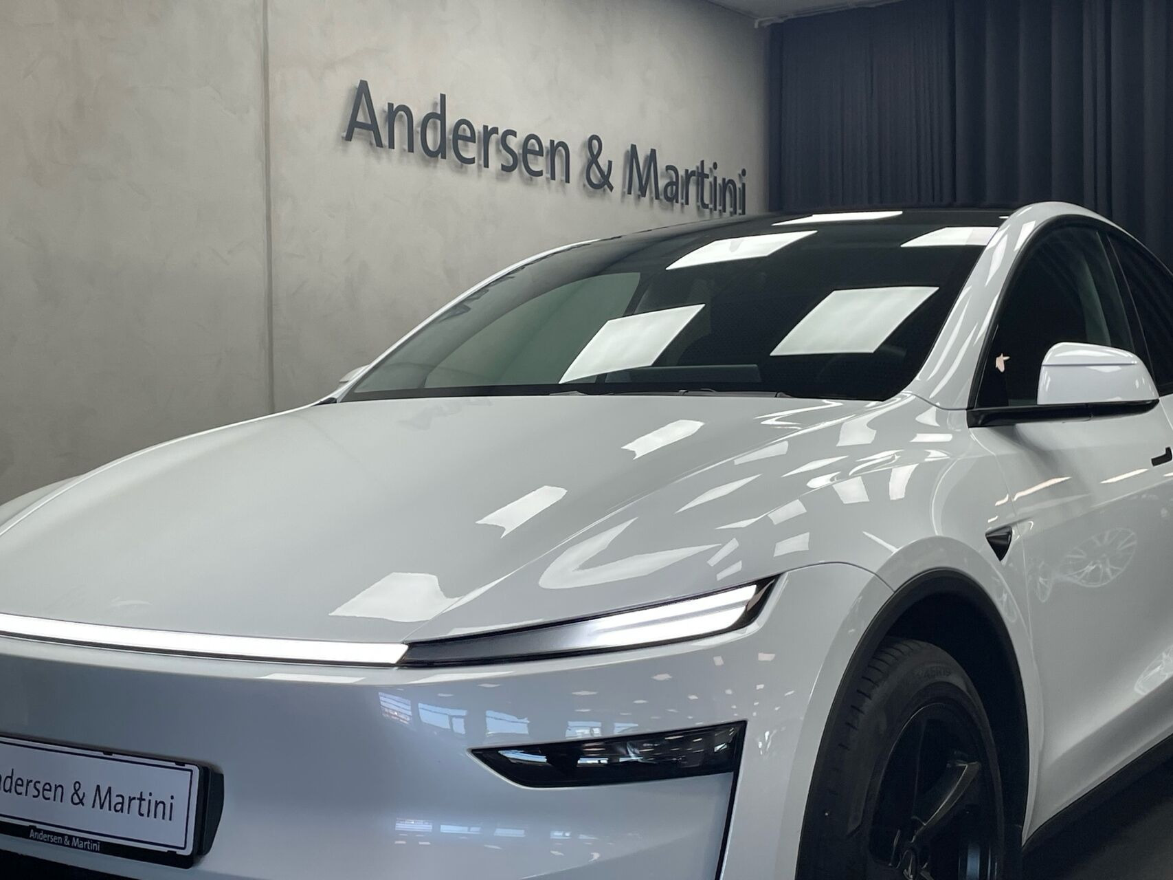 Hvid Tesla Model Y fra 2025