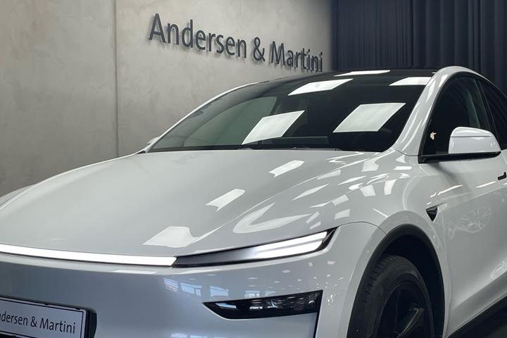 Hvid Tesla Model Y fra 2025
