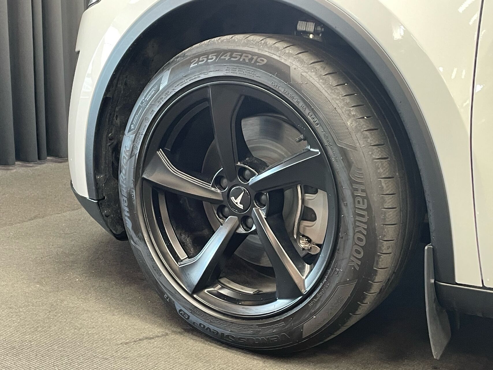 Hvid Tesla Model Y fra 2025