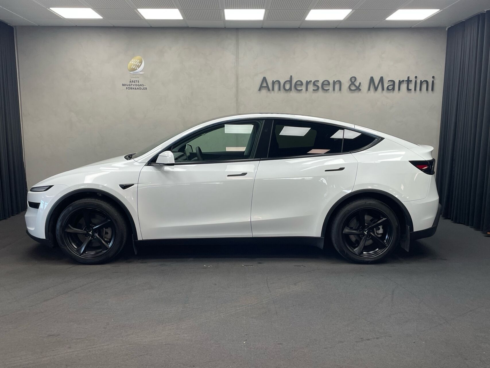 Hvid Tesla Model Y fra 2025