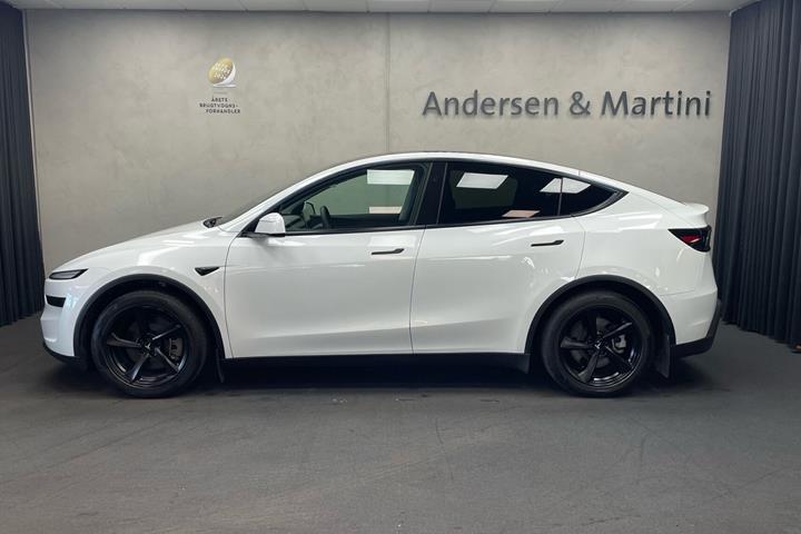Hvid Tesla Model Y fra 2025