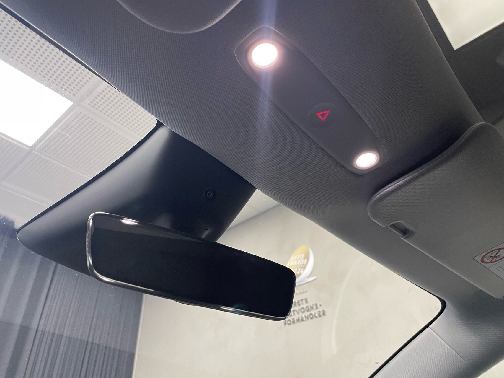 Hvid Tesla Model Y fra 2025