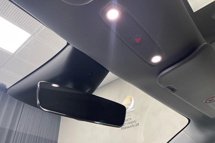 Hvid Tesla Model Y fra 2025