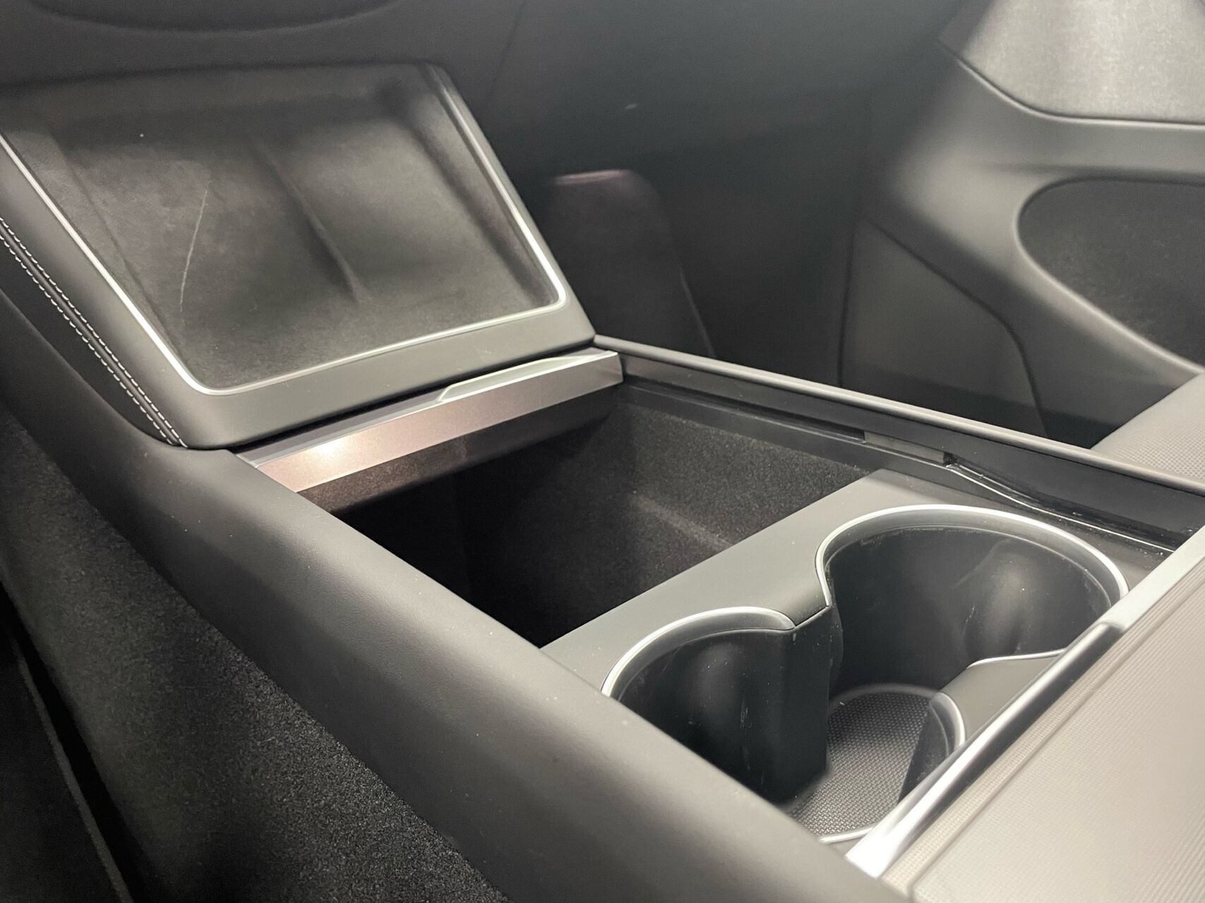 Hvid Tesla Model Y fra 2025