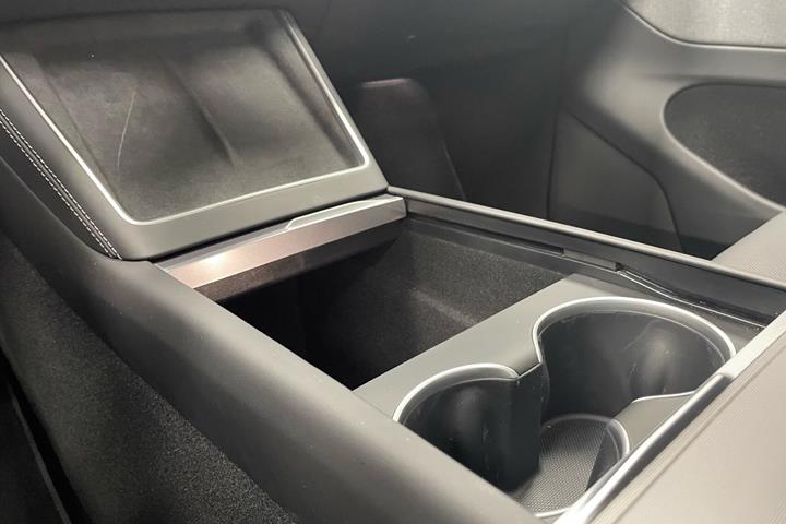 Hvid Tesla Model Y fra 2025