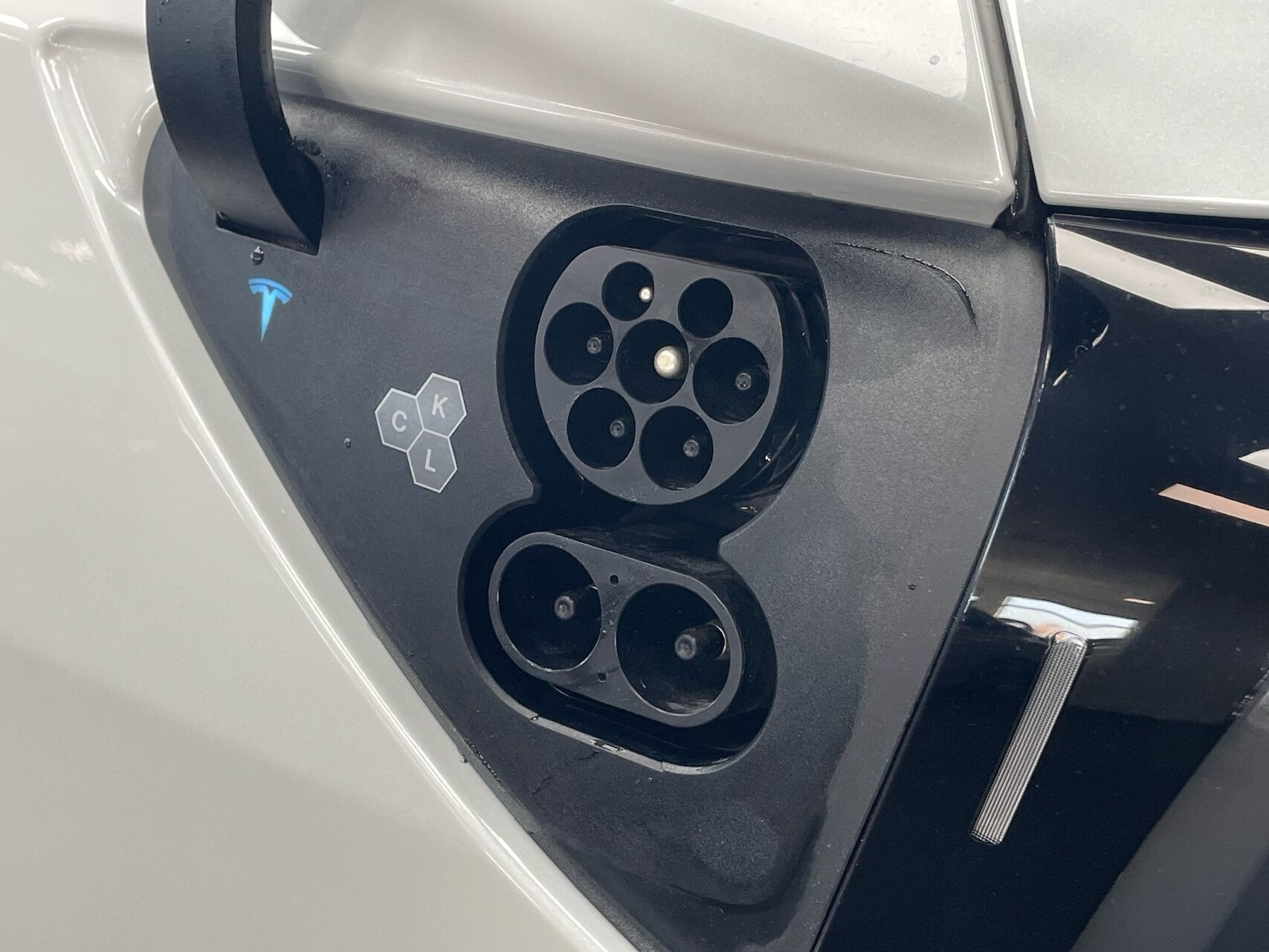 Hvid Tesla Model Y fra 2025
