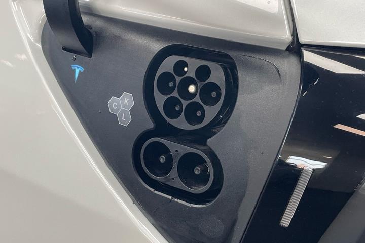 Hvid Tesla Model Y fra 2025