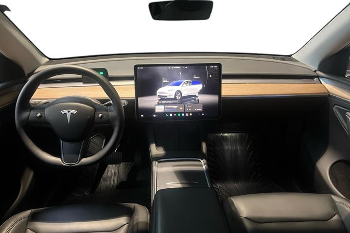 Hvid Tesla Model Y fra 2022