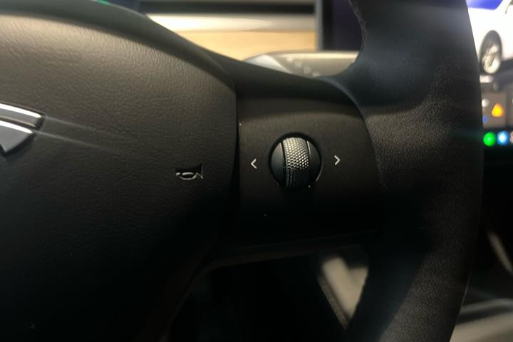 Hvid Tesla Model Y fra 2022