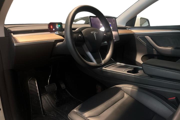 Hvid Tesla Model Y fra 2022