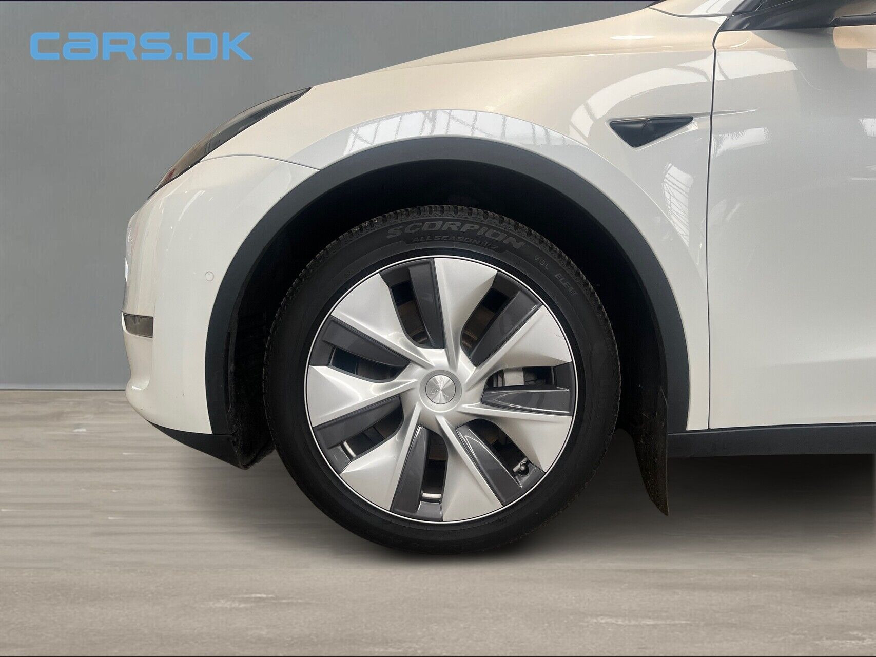 Hvid Tesla Model Y fra 2022