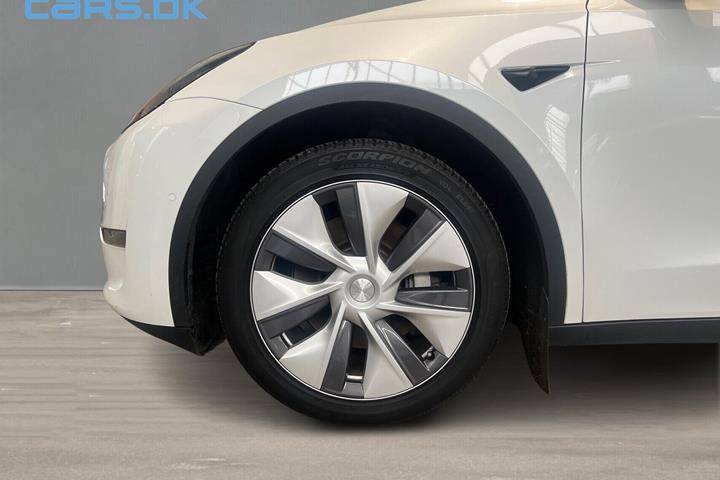 Hvid Tesla Model Y fra 2022