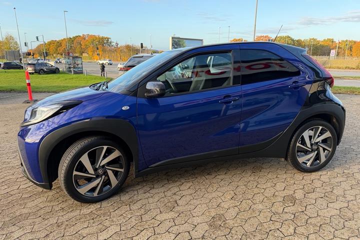 Blå Toyota Aygo X fra 2022