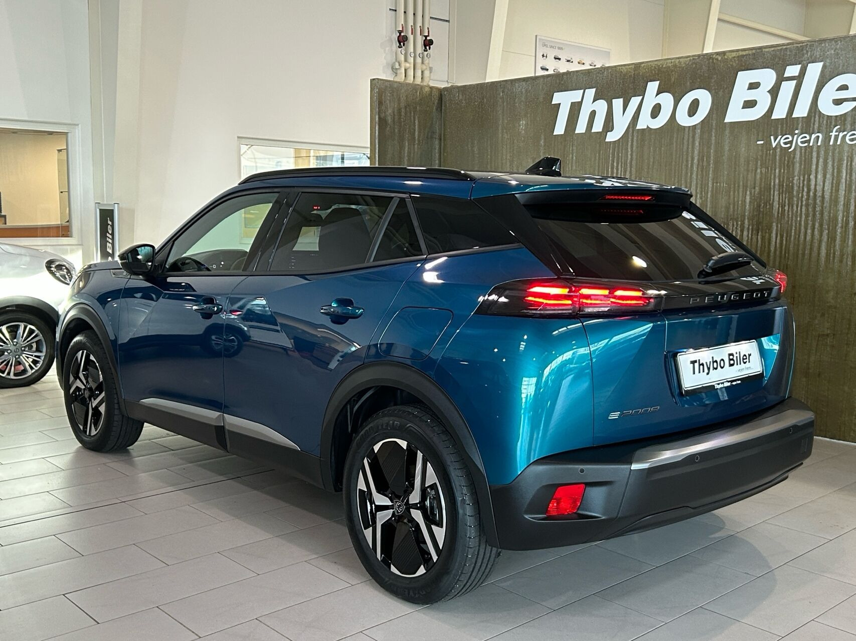 Blå Peugeot e-2008 fra 2025