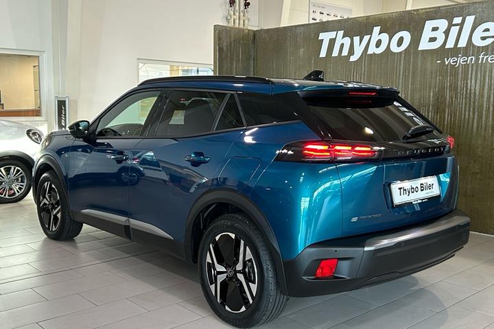 Blå Peugeot e-2008 fra 2025