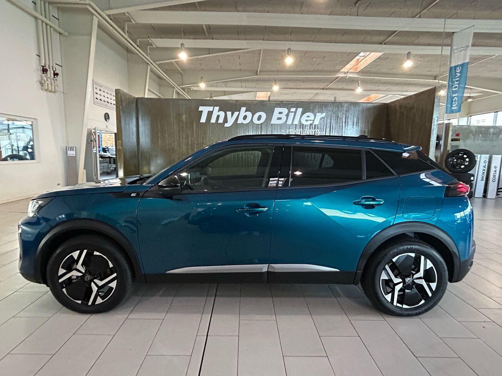 Blå Peugeot e-2008 fra 2025