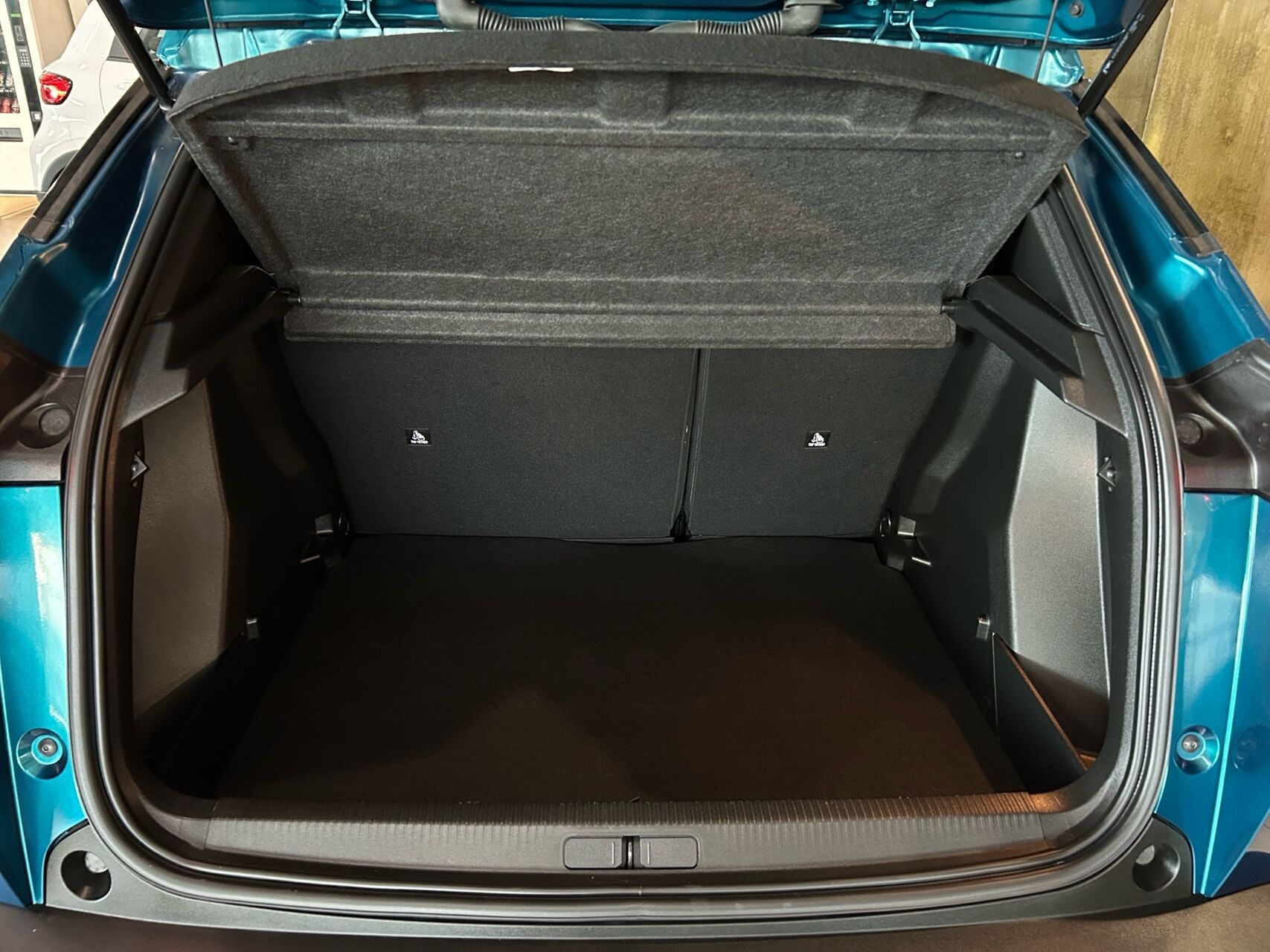 Blå Peugeot e-2008 fra 2025