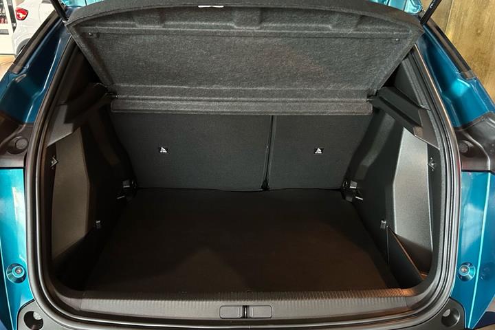 Blå Peugeot e-2008 fra 2025