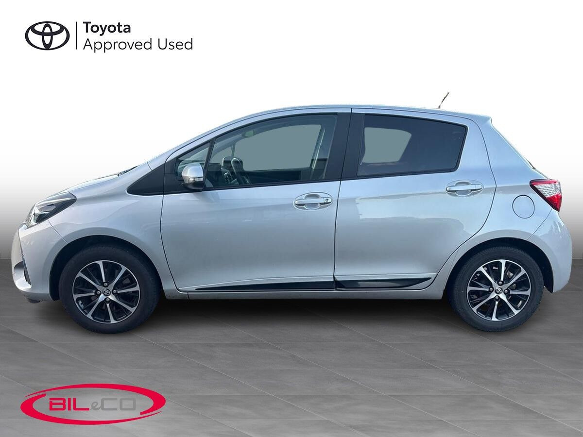 Grå Toyota Yaris fra 2020