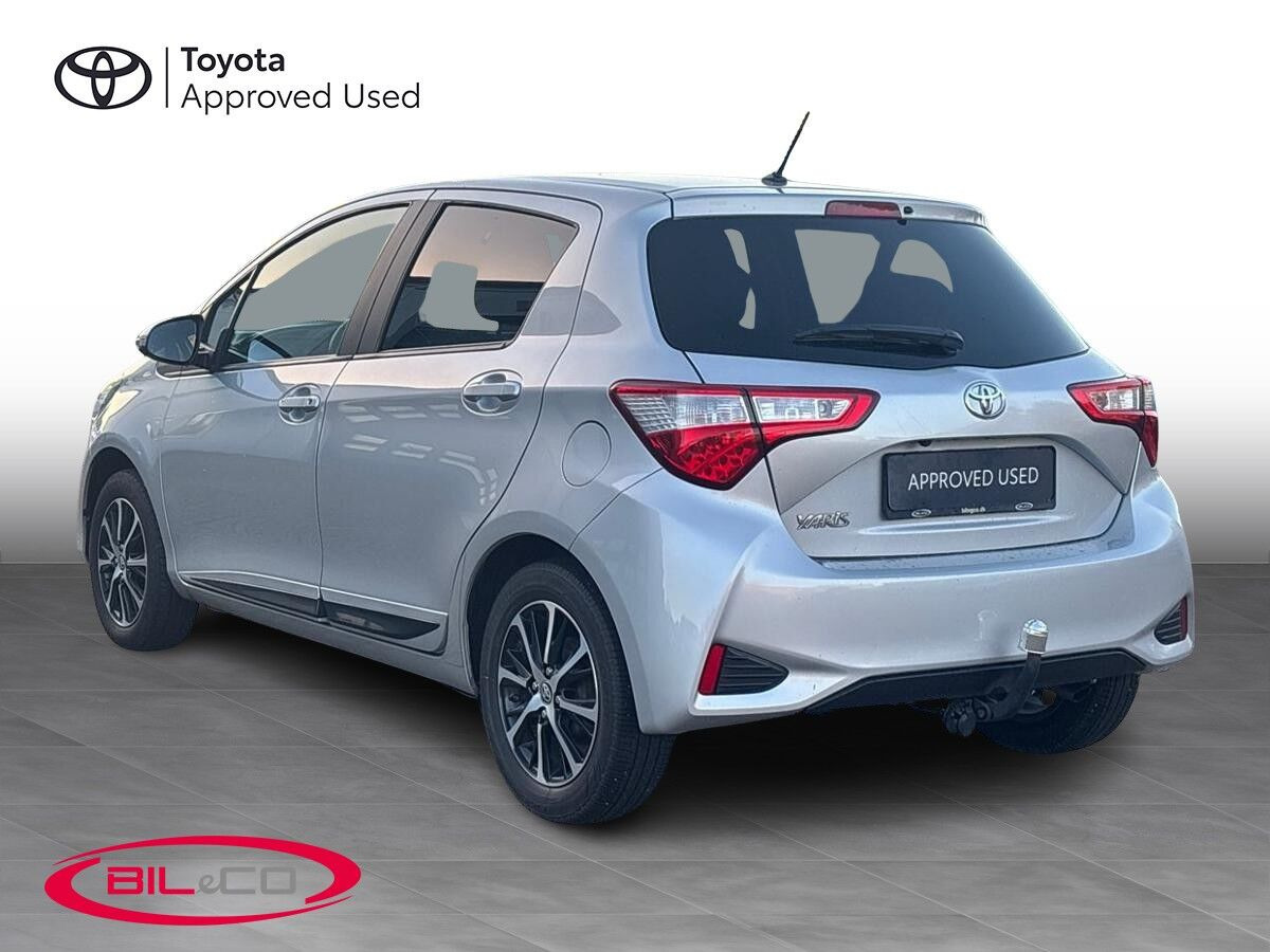 Grå Toyota Yaris fra 2020