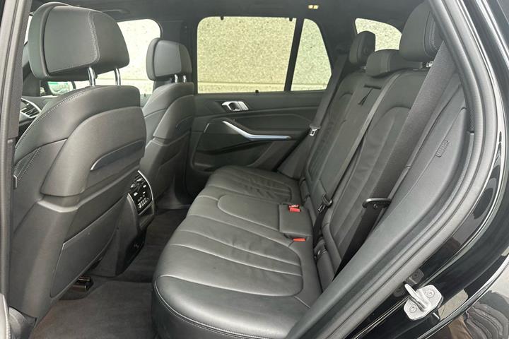 Gul BMW X5 fra 2020