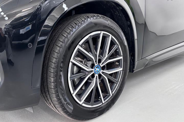 Sort BMW iX1 fra 2025