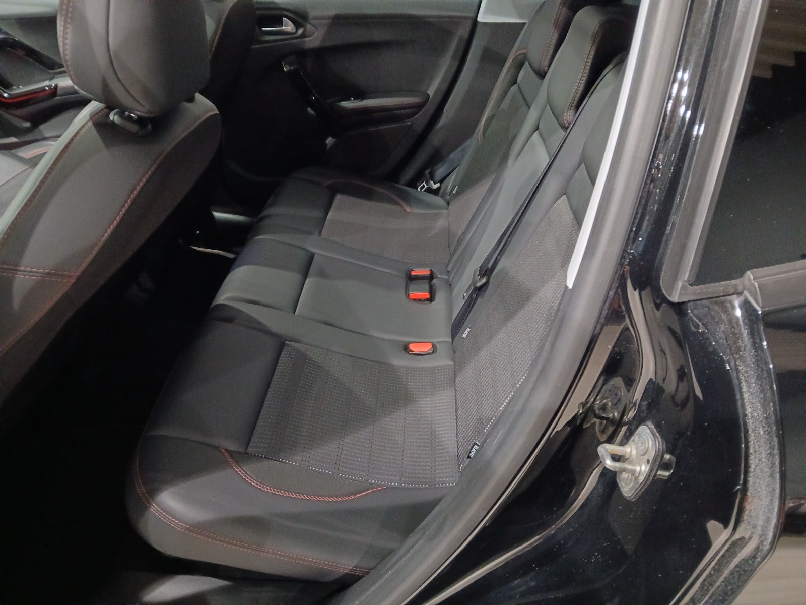 Sort Peugeot 2008 fra 2017