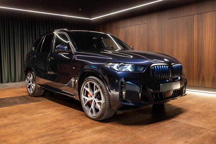 Sort BMW X5 fra 2023