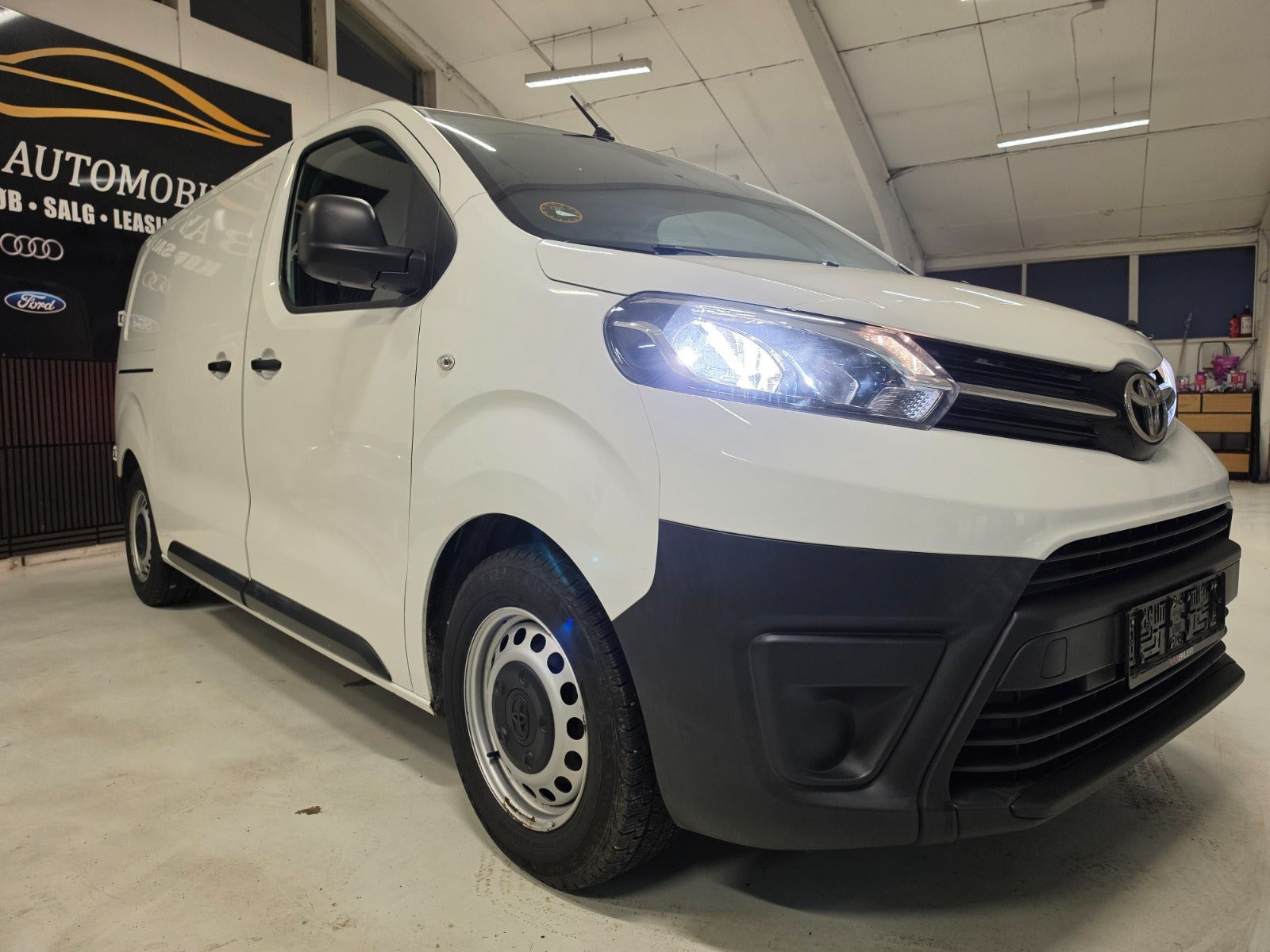 Hvid Toyota ProAce fra 2021