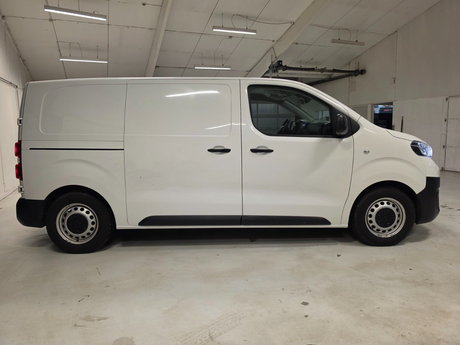 Hvid Toyota ProAce fra 2021