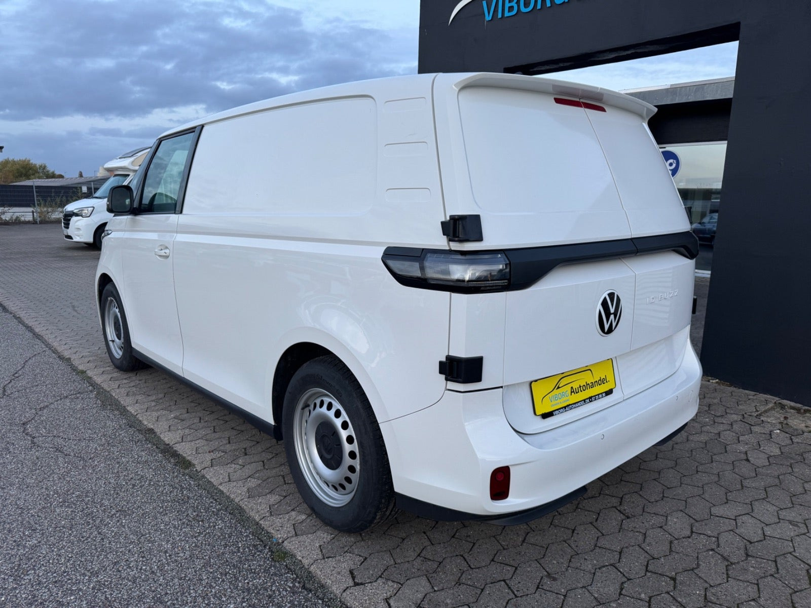 Hvid VW ID.Buzz fra 2024