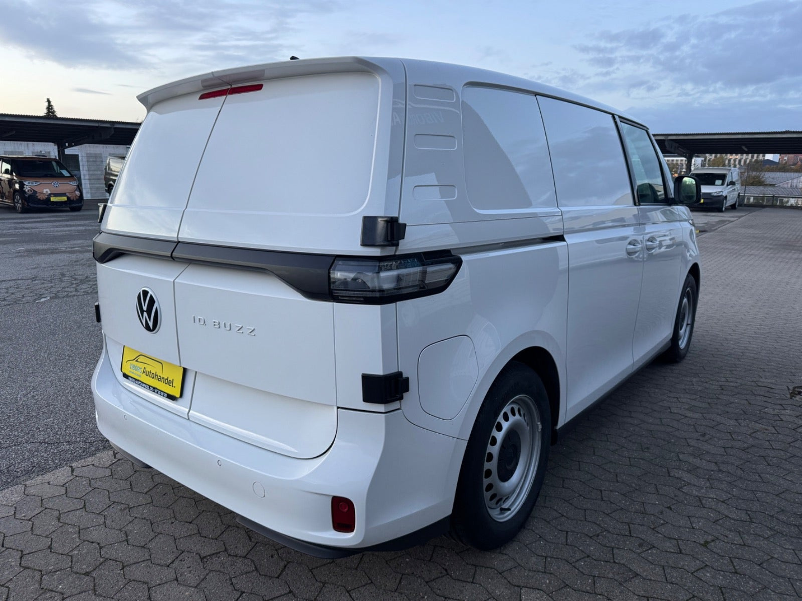 Hvid VW ID.Buzz fra 2024
