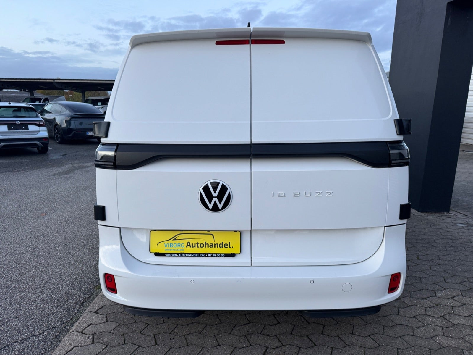 Hvid VW ID.Buzz fra 2024