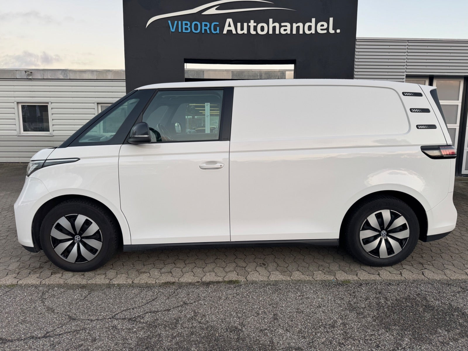 Hvid VW ID.Buzz fra 2025
