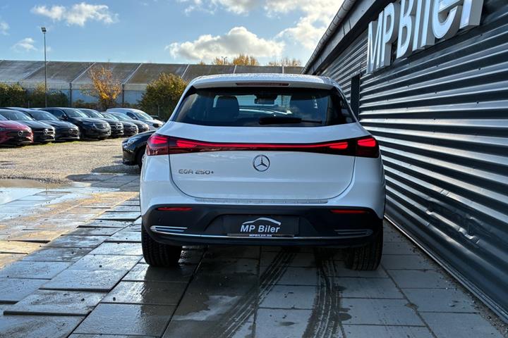 Hvid Mercedes EQA250+ fra 2024
