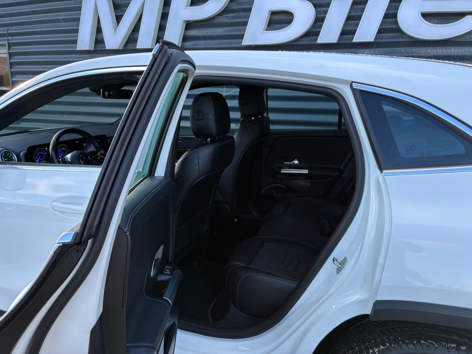 Hvid Mercedes EQA250+ fra 2024