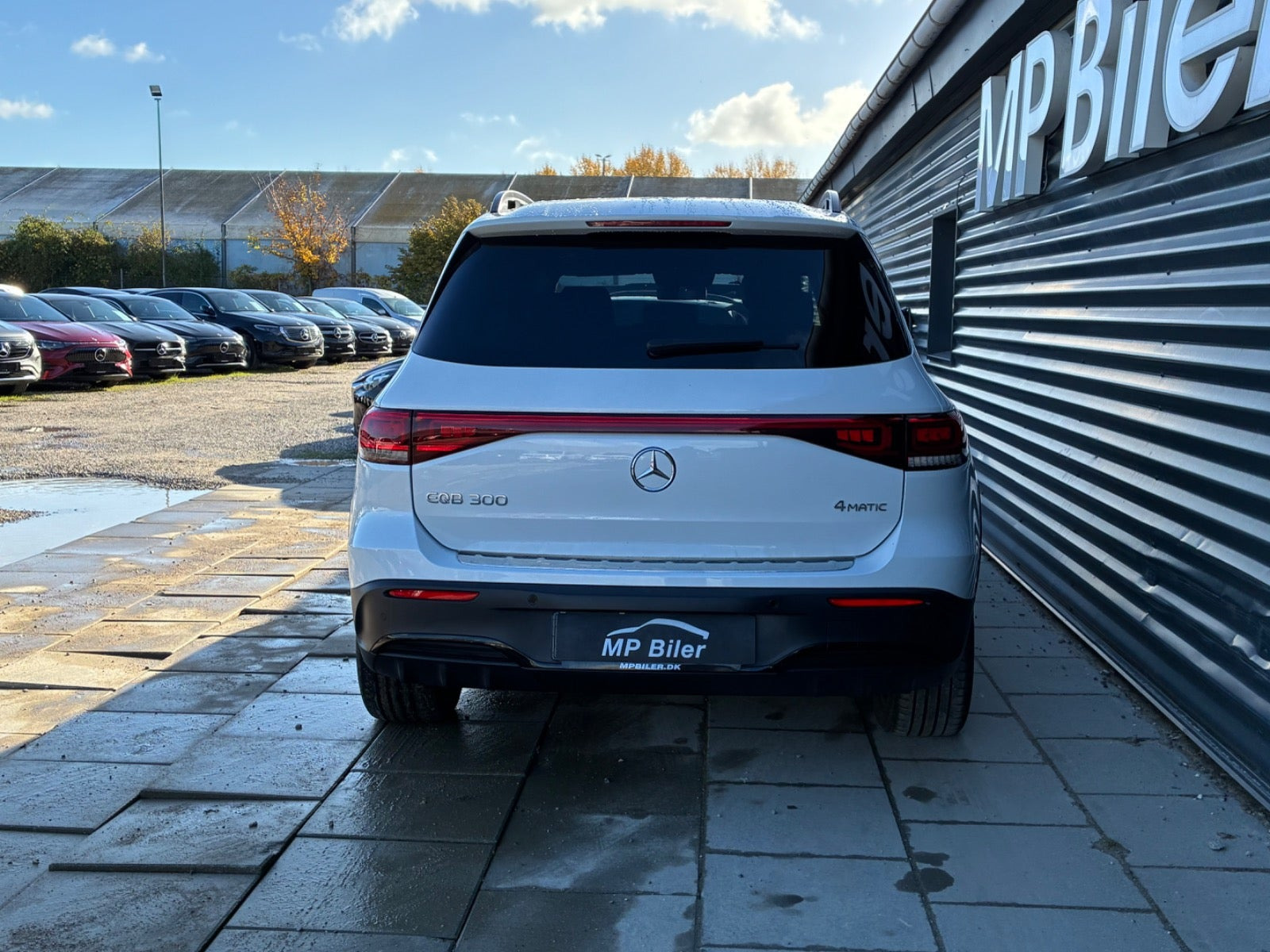 Hvid Mercedes EQB300 fra 2024